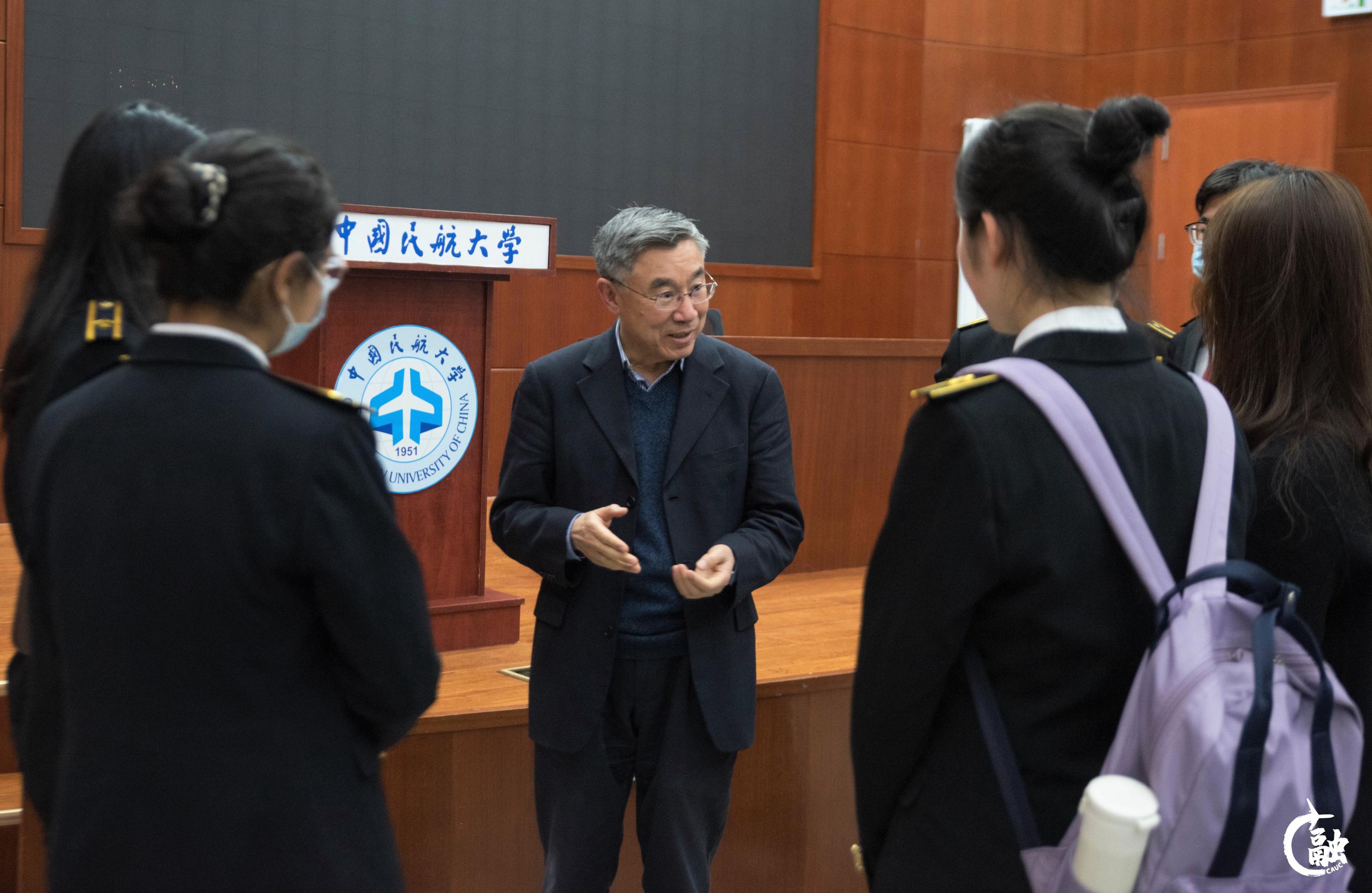 3 黄友义与学生交流_副本.jpg
