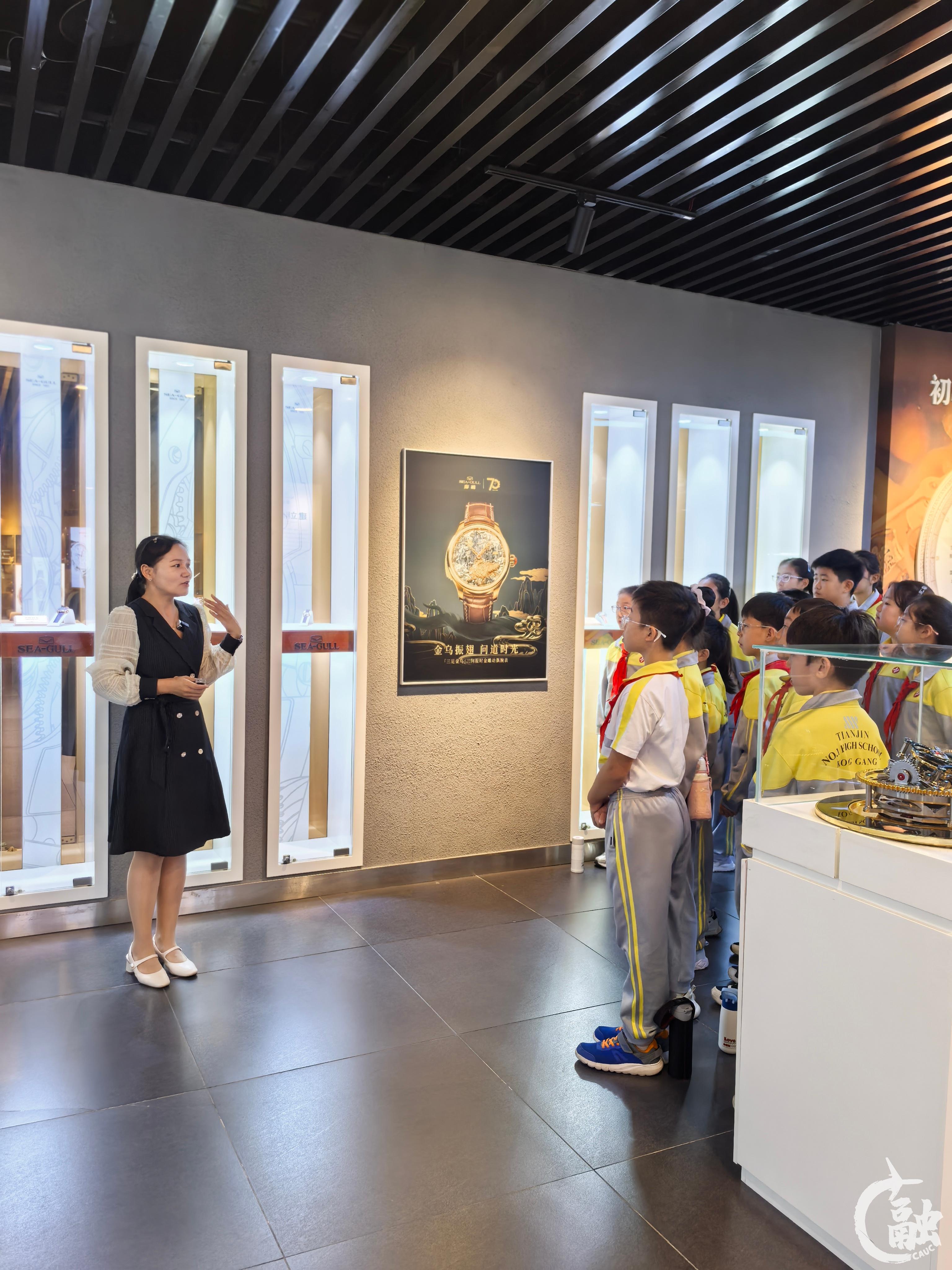 天津港保税区空港学校师生在海鸥表博物馆.jpg