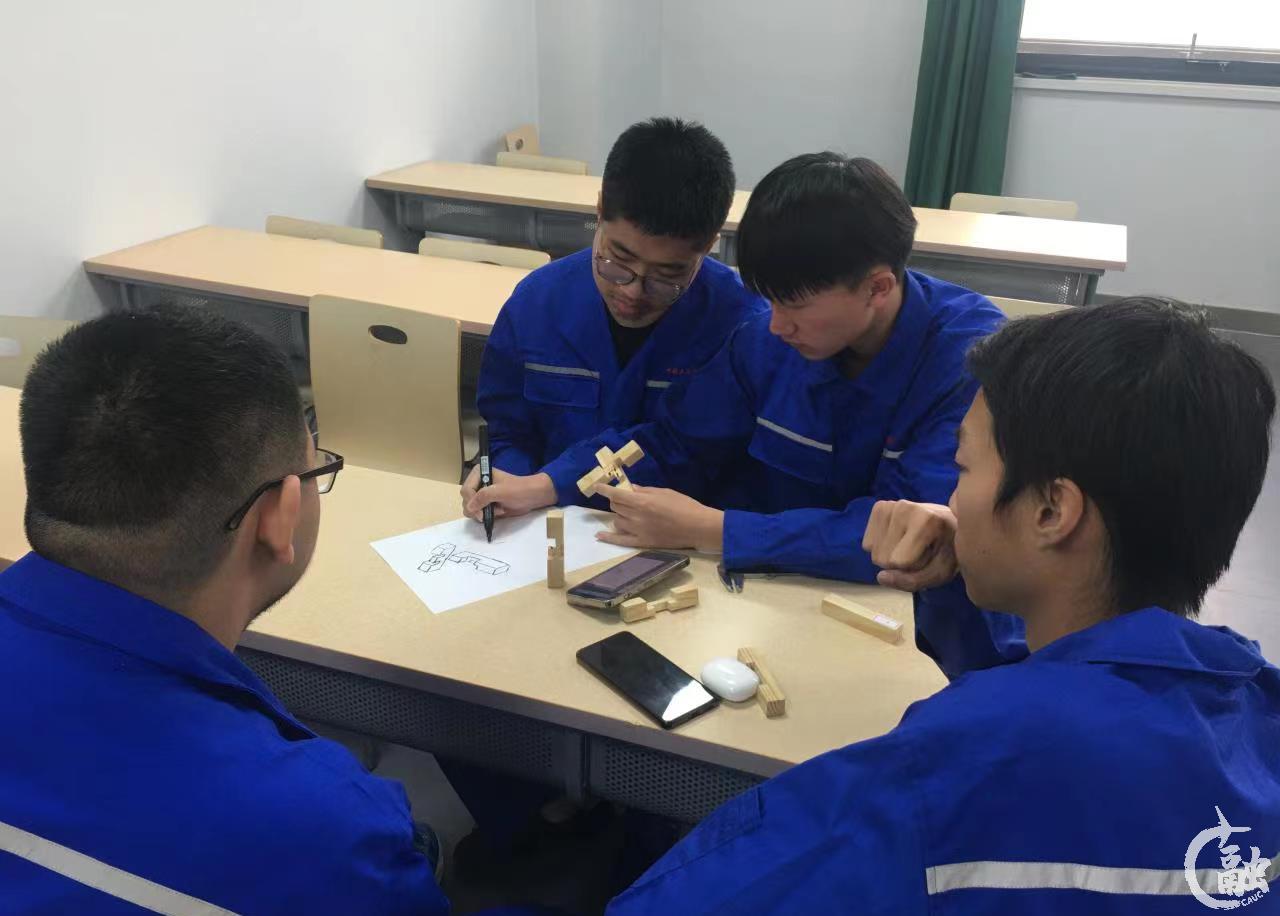 学生讨论加工工艺.jpg