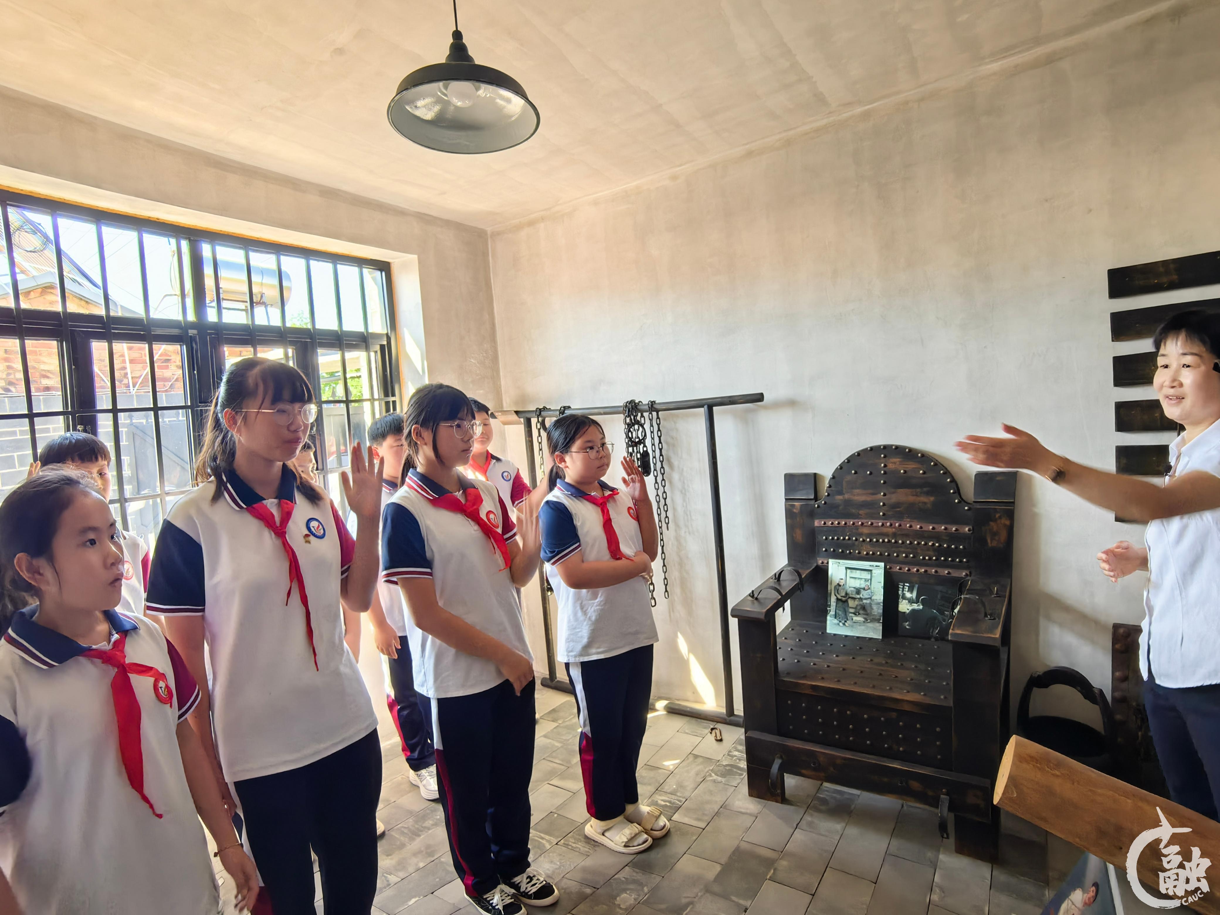 任凤庄小学师生在反动监狱体验区.jpg