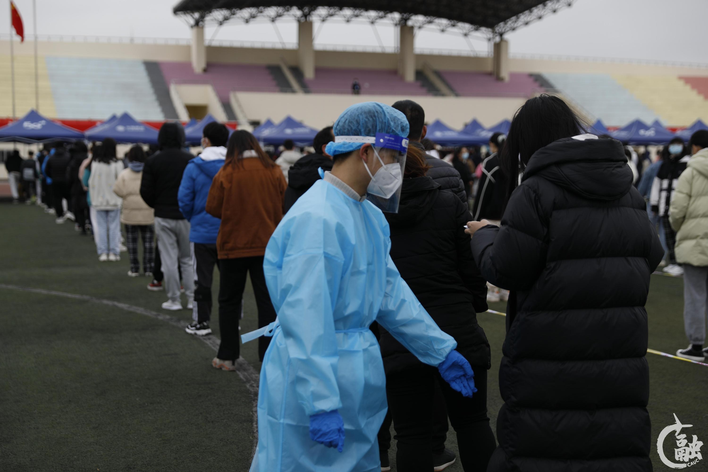 志愿者提醒学生间隔一米排队 摄影 季维丰.JPG