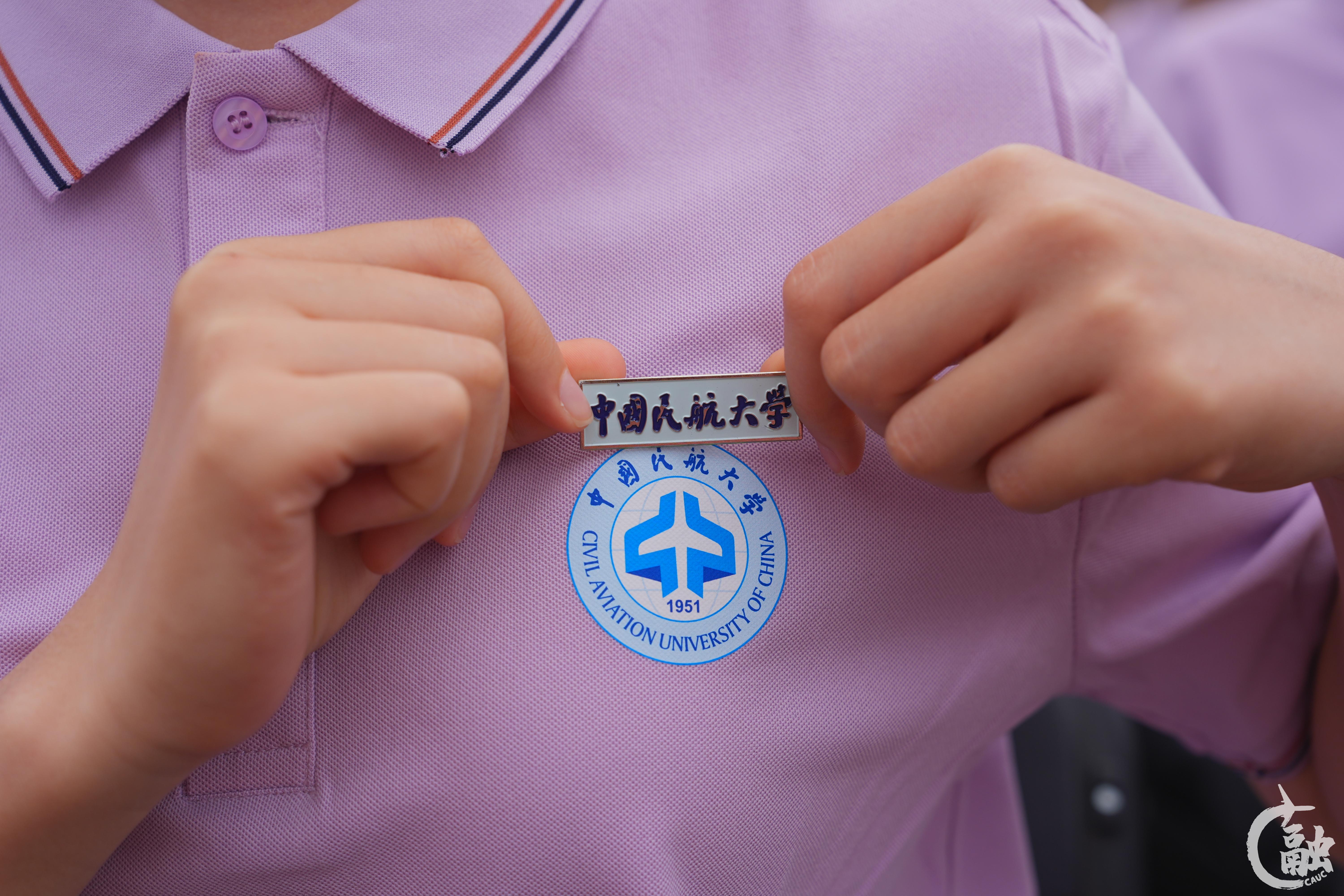 带校徽(紫)—冯程钰.jpg