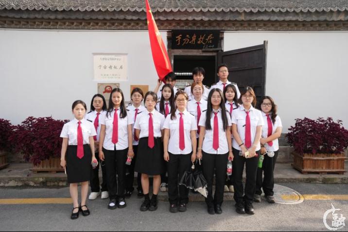 taptap下载安装安卓学生在于方舟故居前.png