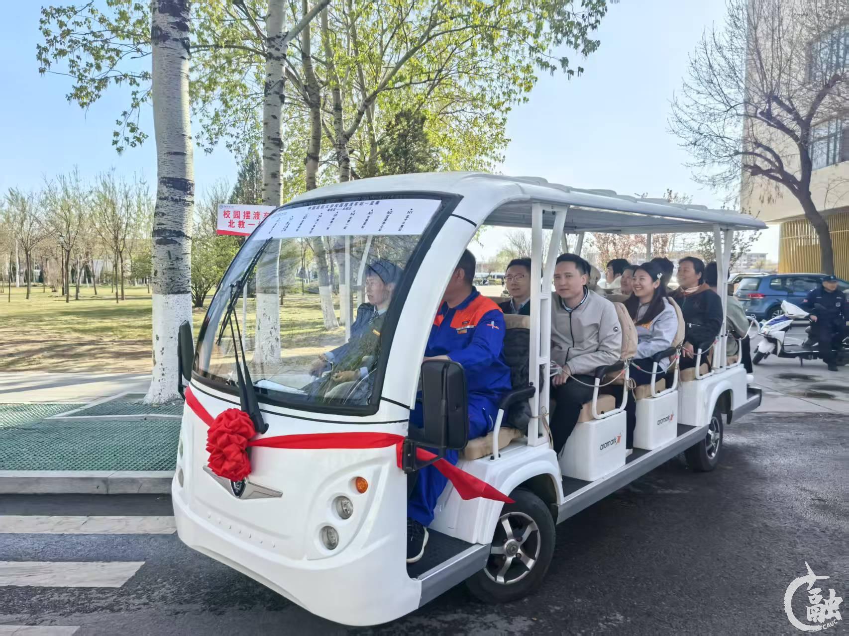 师生坐车.jpg