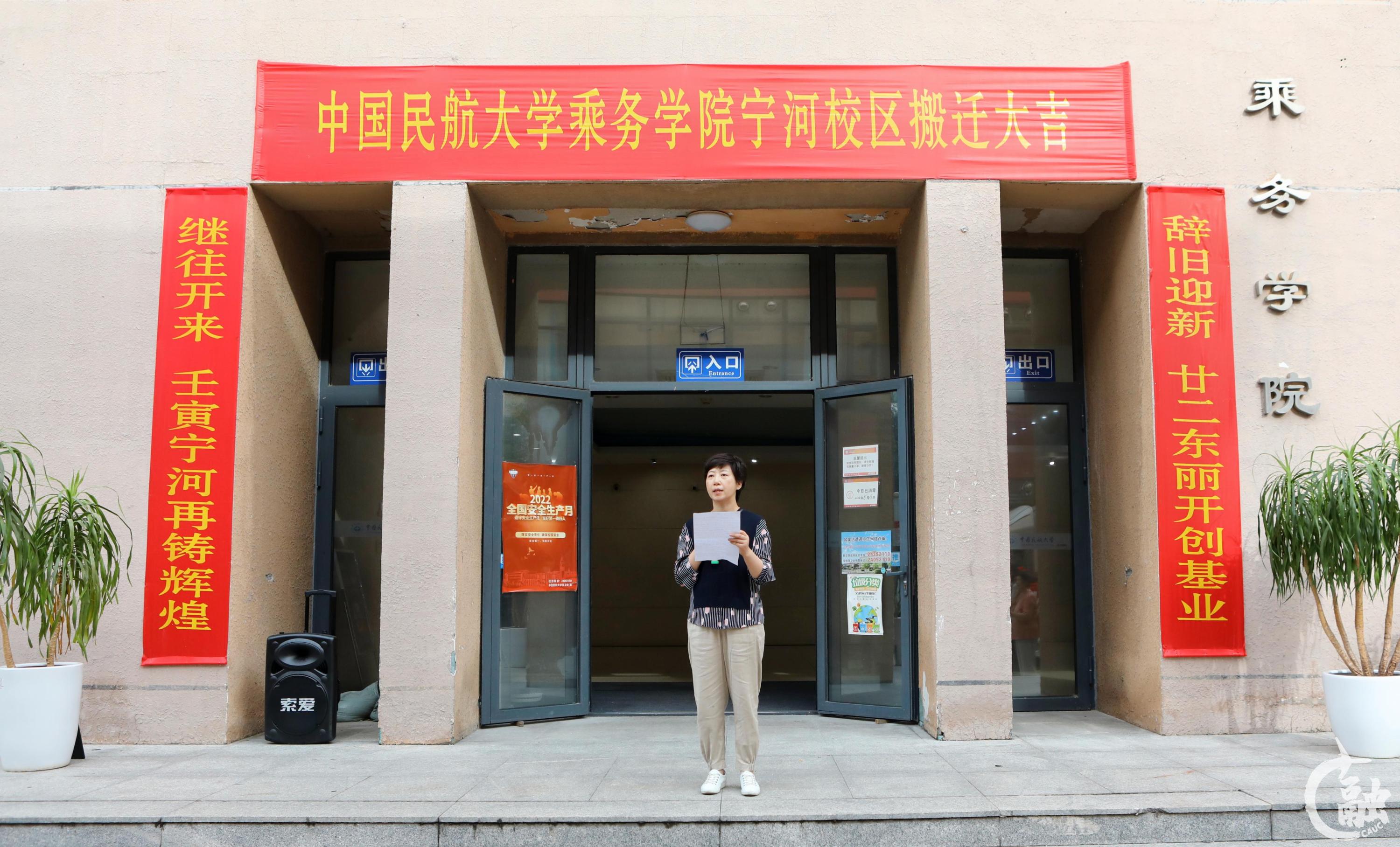 教师代表发言 摄影 周晓燕.jpg