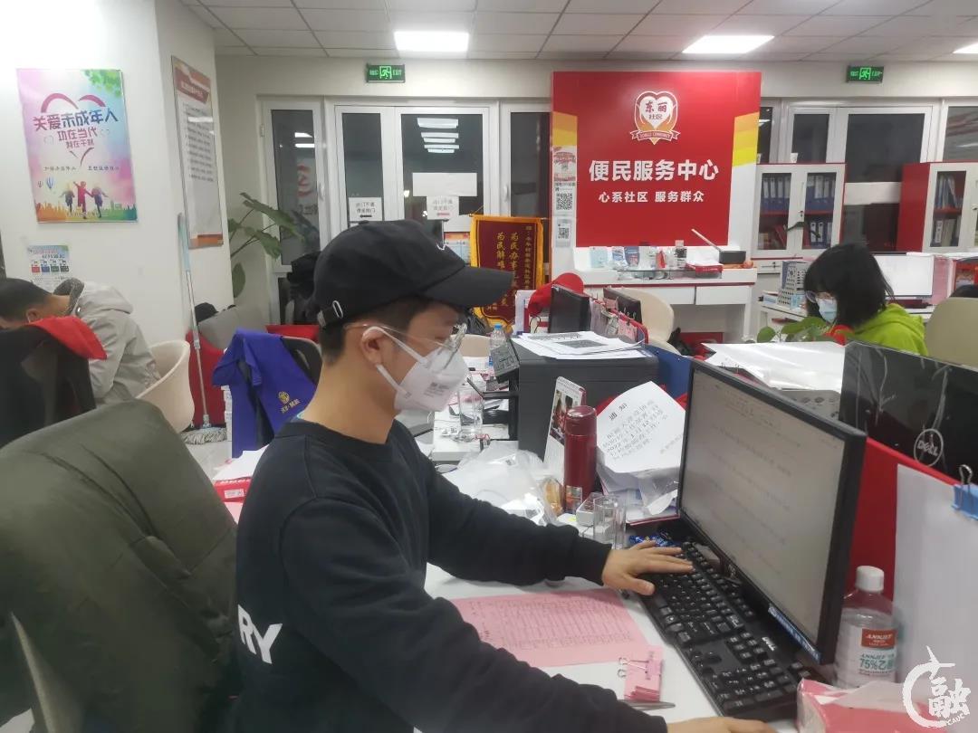 刘东亮老师在所在社区进行信息登记工作中.jpg