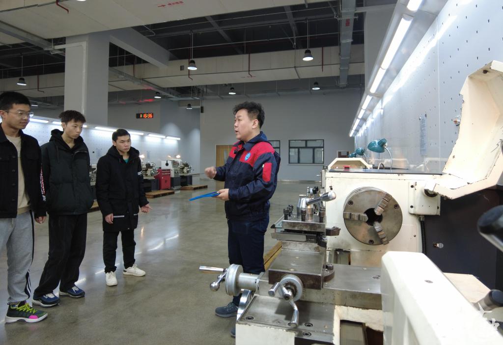 朱明老师指导学生车削实习1.jpg