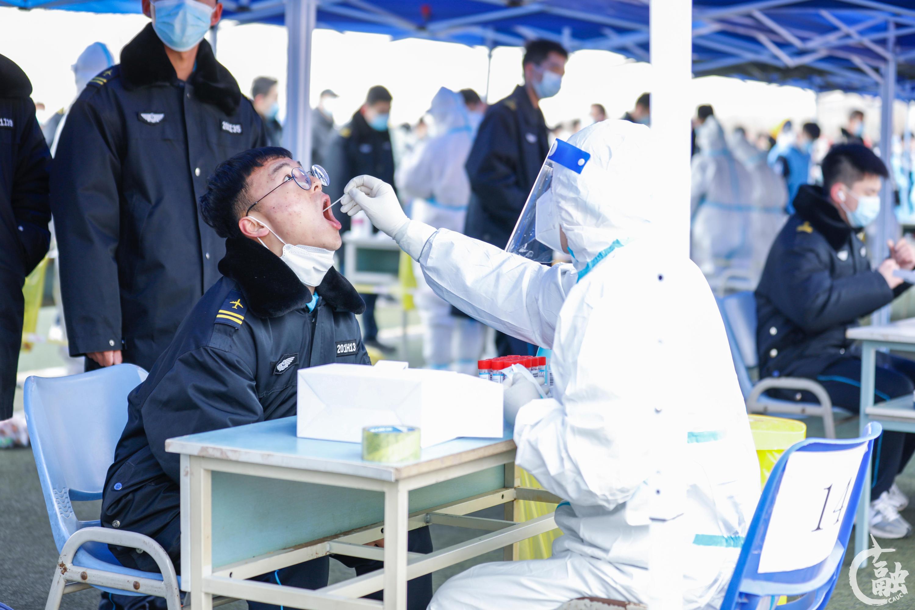 学生进行核酸检测 摄影 宋嘉懿.jpg