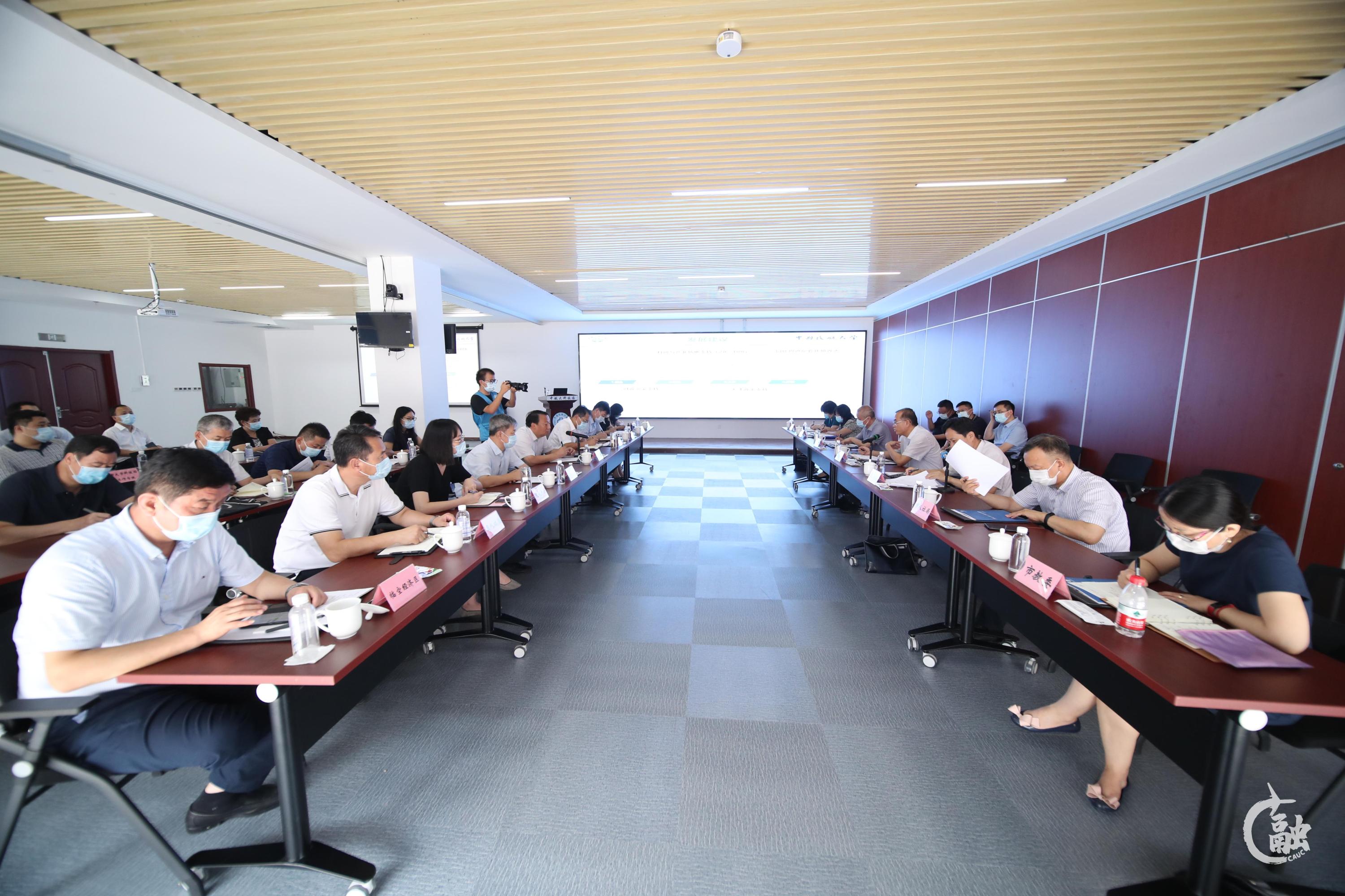 3 座谈会现场.jpg