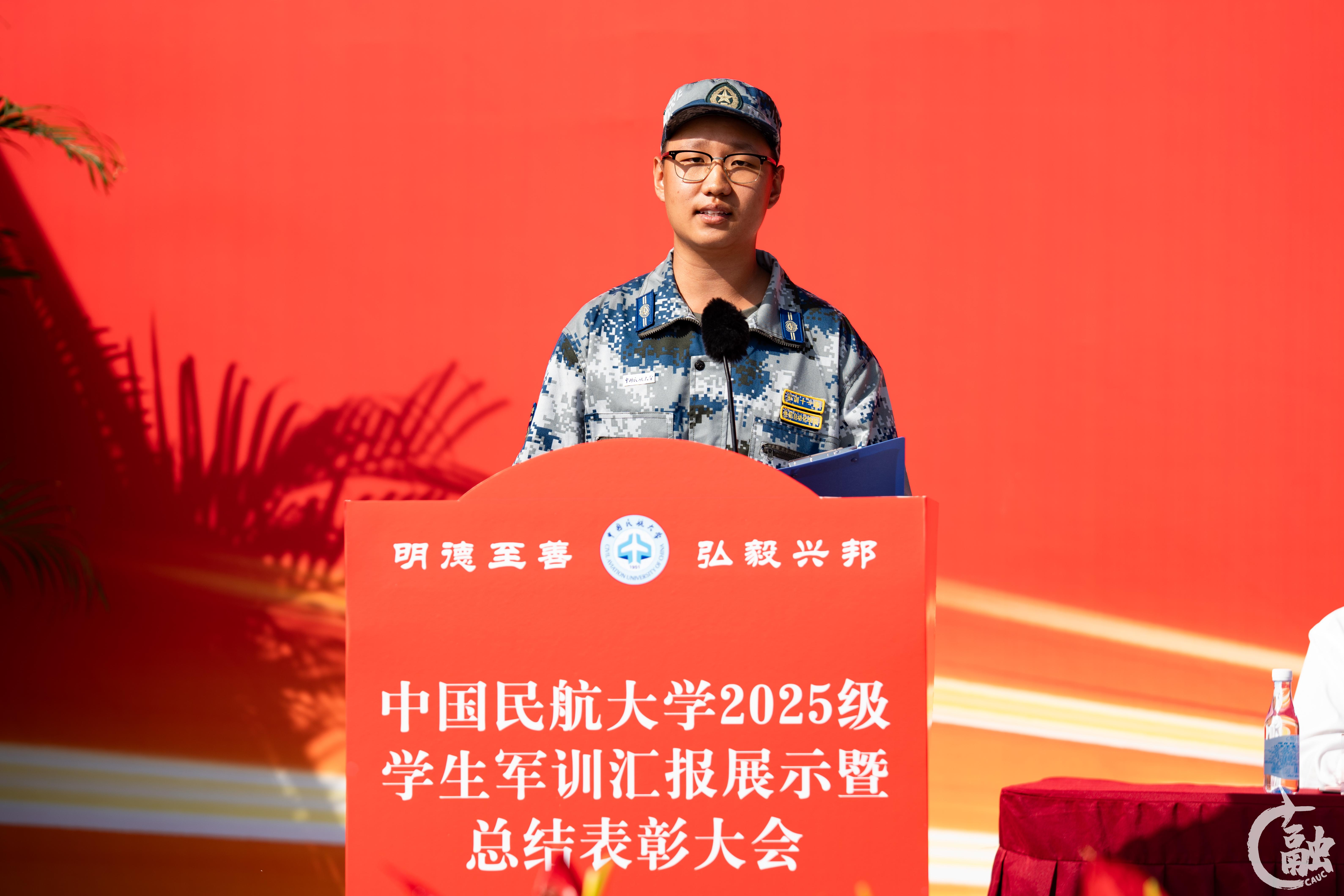 军训优秀学员代表发言特写-耿嘉阳.jpg