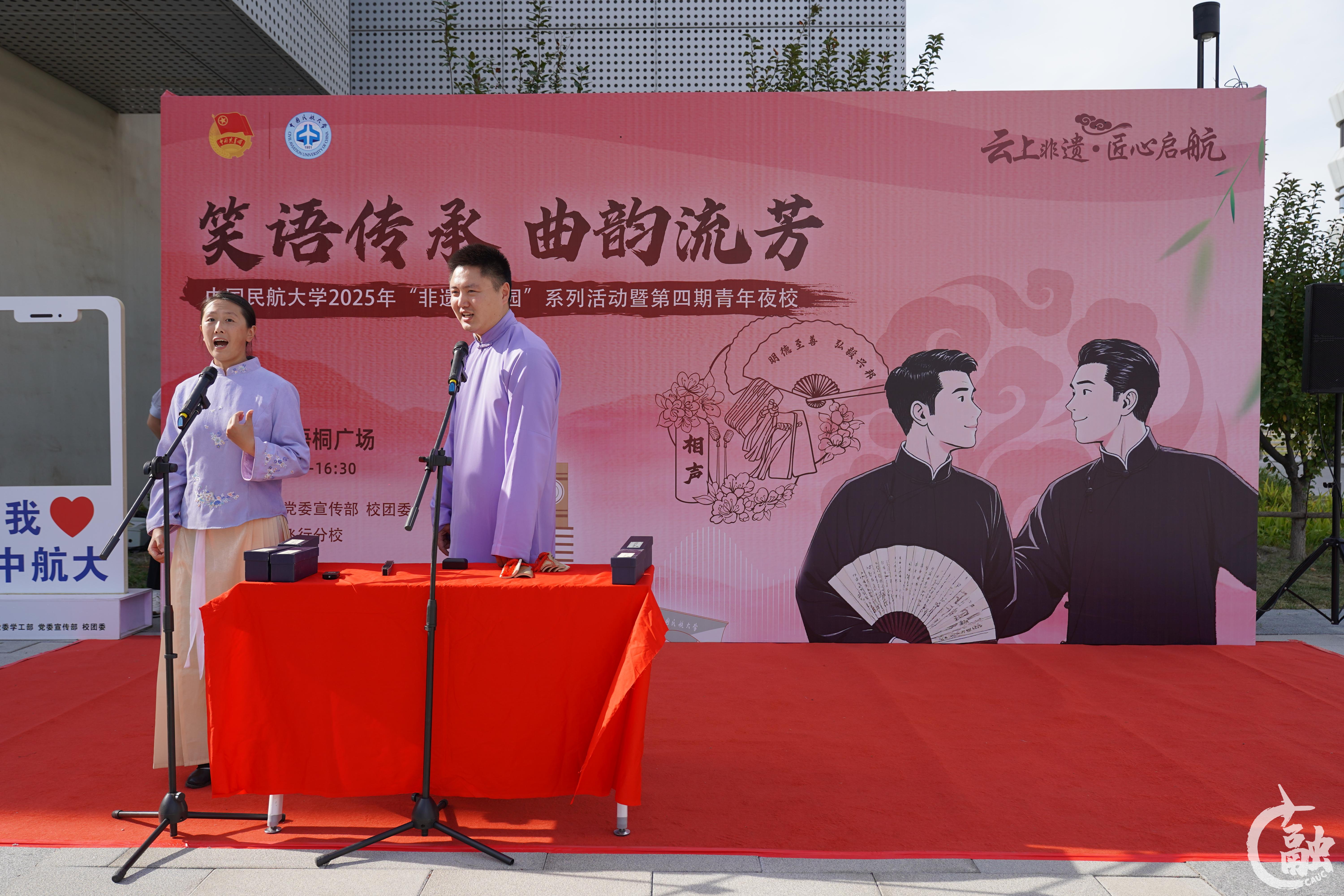 相声节目包袱频出,让现场笑声不断(图片:赵浩博).JPG undefined