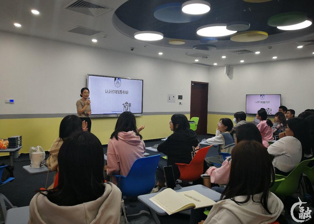为外语学院举办专场讲座.png