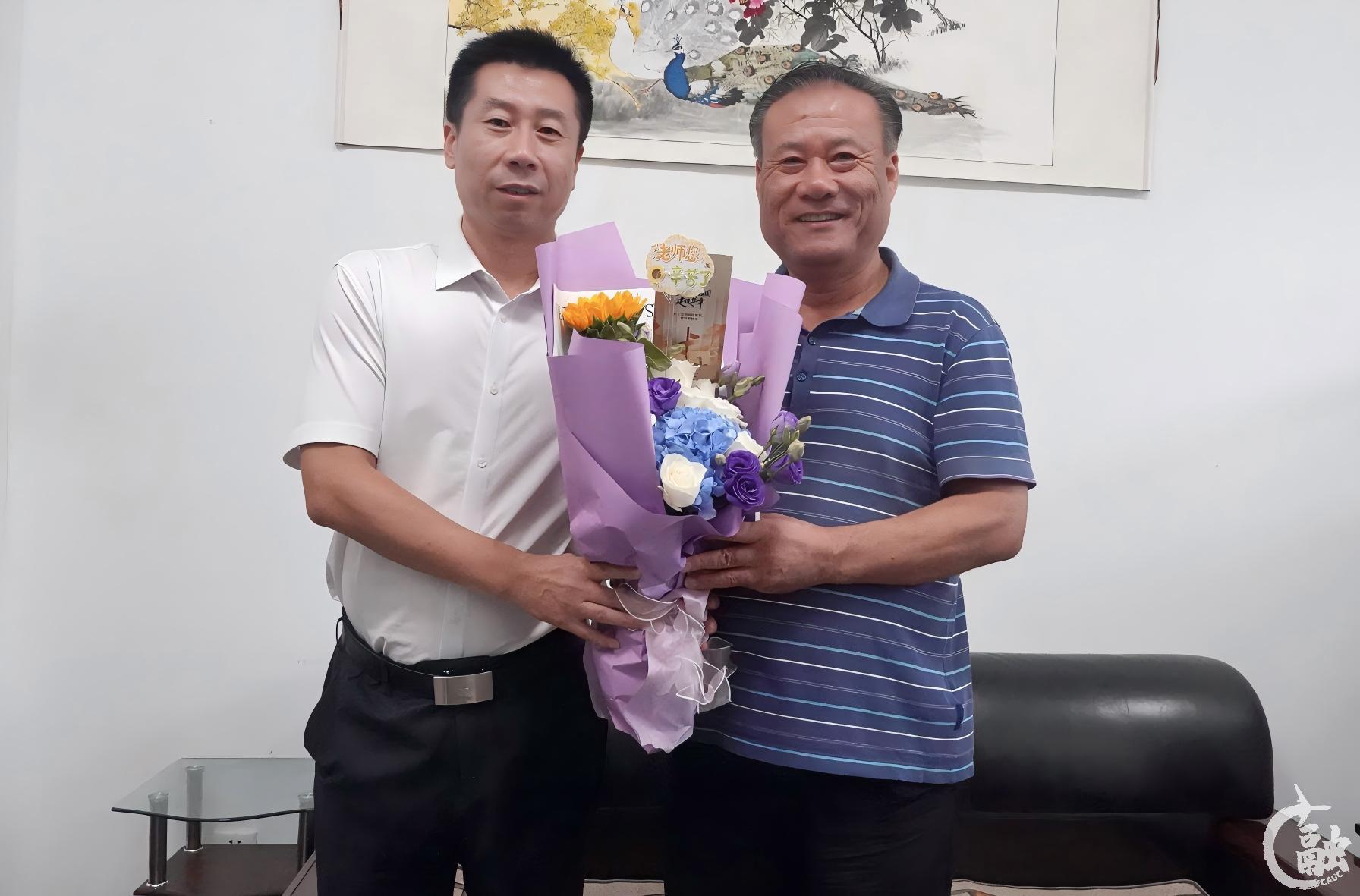 书记慰问(裁剪后).jpg