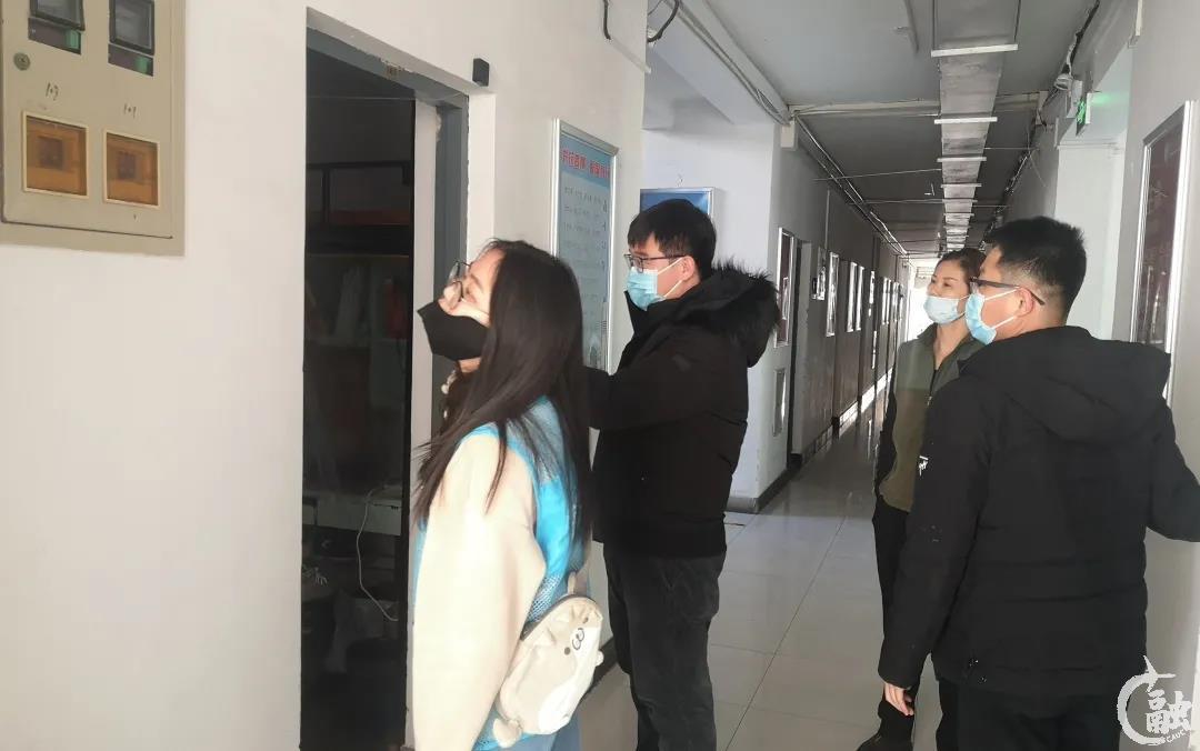 留校学生组建青年突击队,协助老师进行全院宿舍安全检查01.jpg