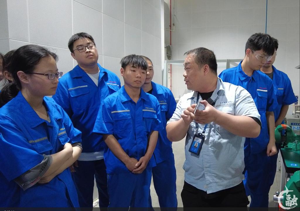 张超老师指导学生民航特色钣金加工实习1.png