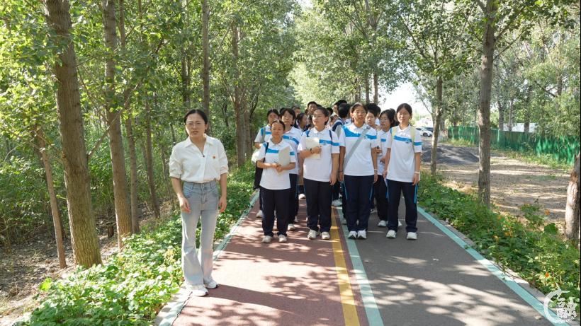 芦台一中师生行走在方舟步道上.png
