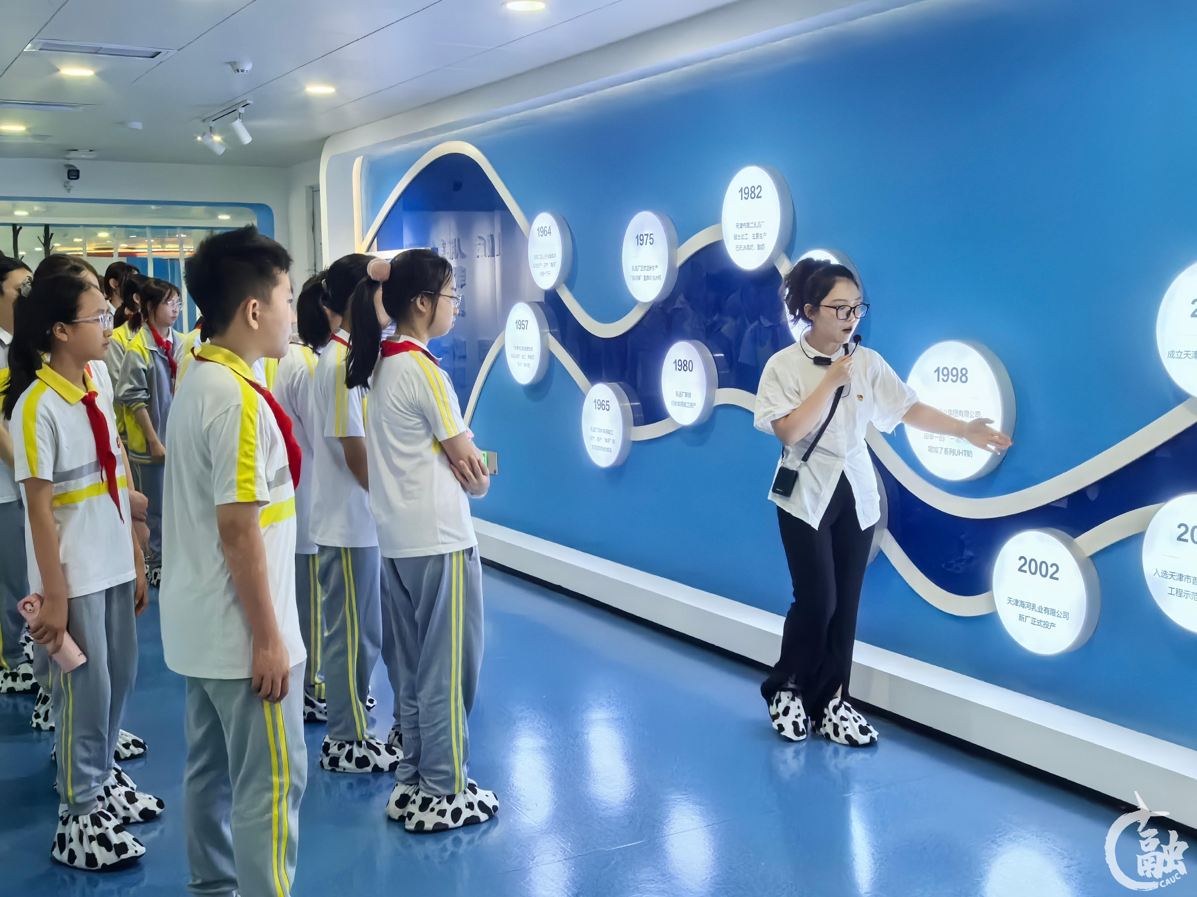 天津港保税区空港学校师生在海河乳业智慧工厂.jpg