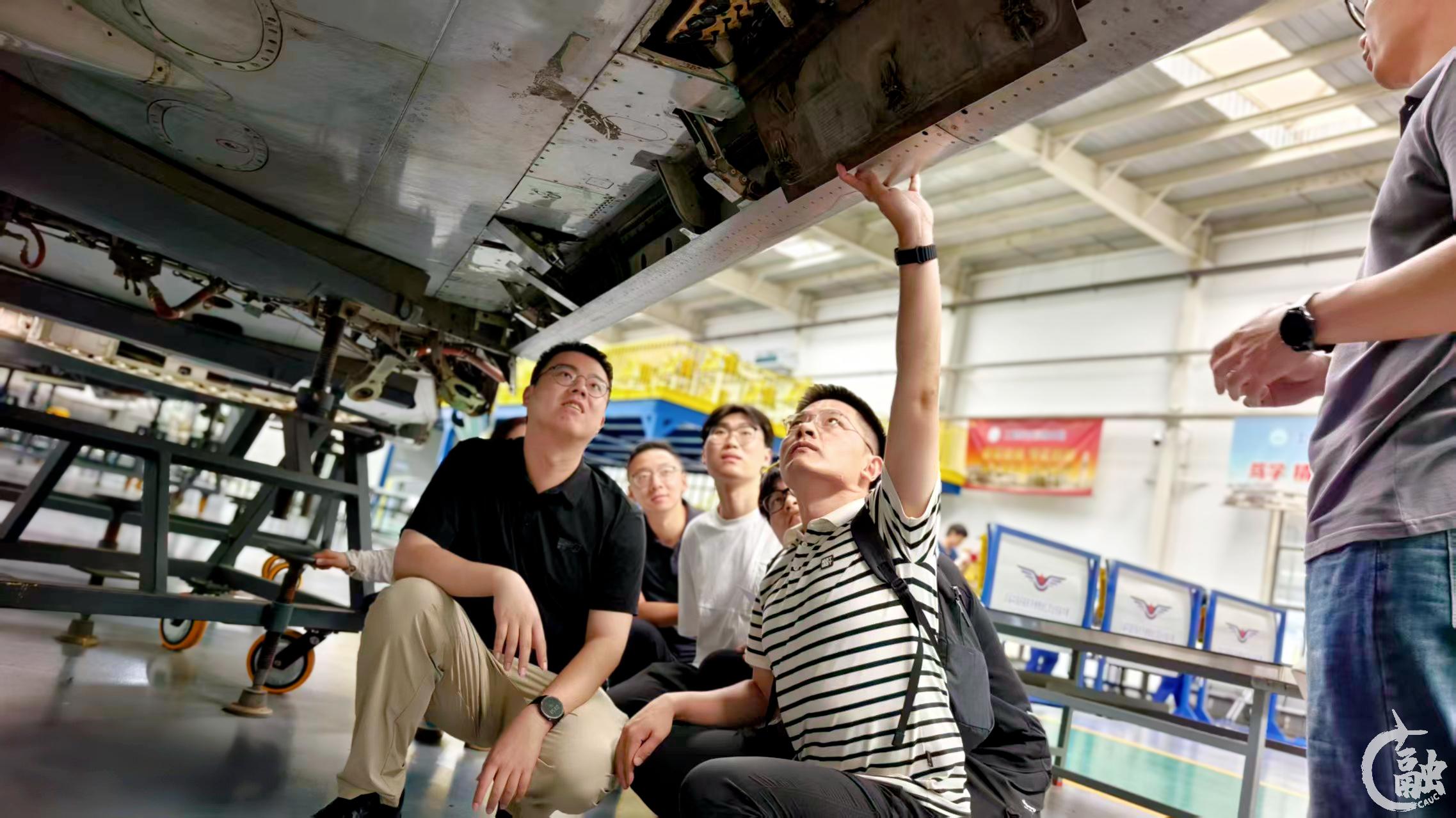 在航空维修实训基地参训学员亲手触摸飞机零部件.jpg