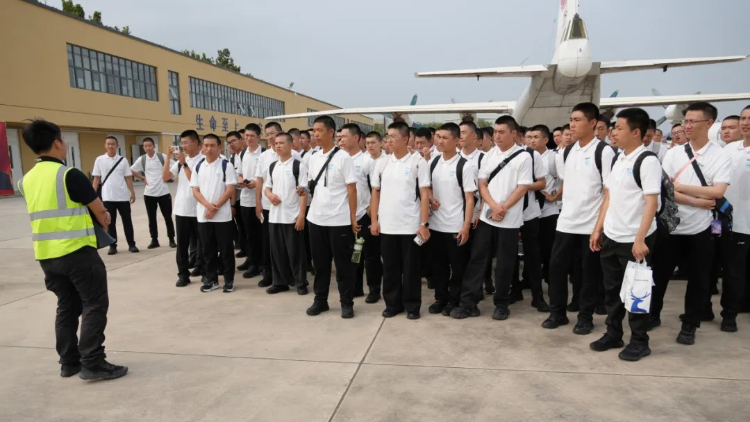 飞行学员走进学校育人场馆,探寻民航报国初心