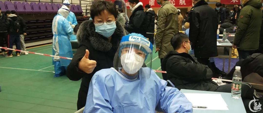 王孟霞老师和翁小雯老师在体育馆协助核酸检测01.jpg