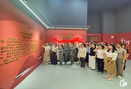 扣好从教“第一粒扣子”学校开展新入职教师师德师风专题教育及宣誓活动