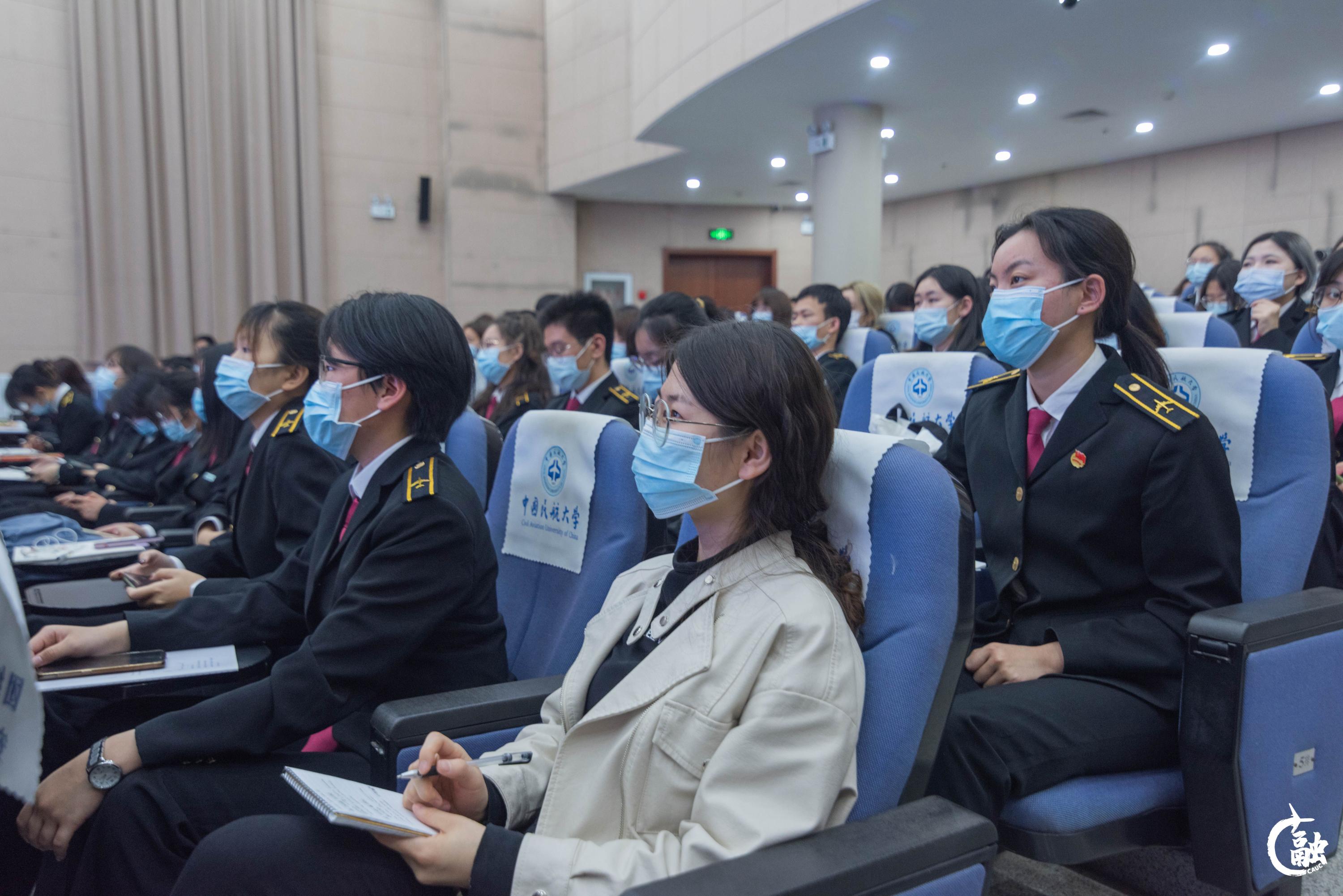 2 外国语学院师生认真聆听讲座_副本.jpg