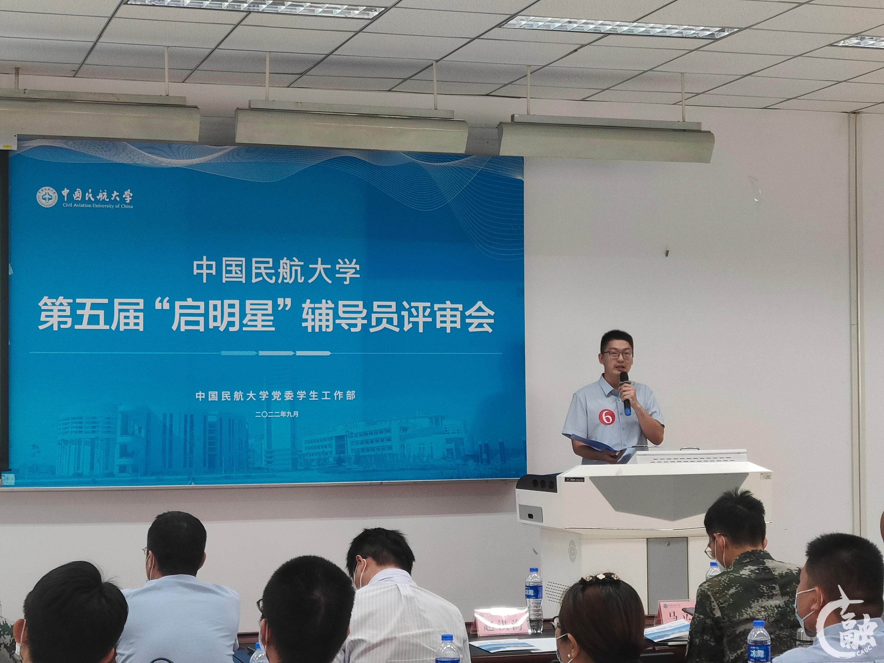 李滢进行现场演讲.jpg 李滢进行现场演讲.jpg