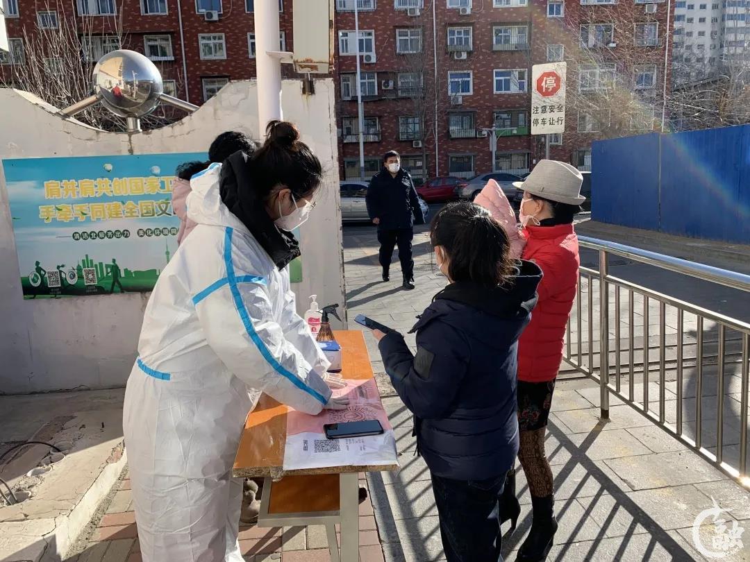赵靓同学在核酸检测志愿服务工作中.jpg